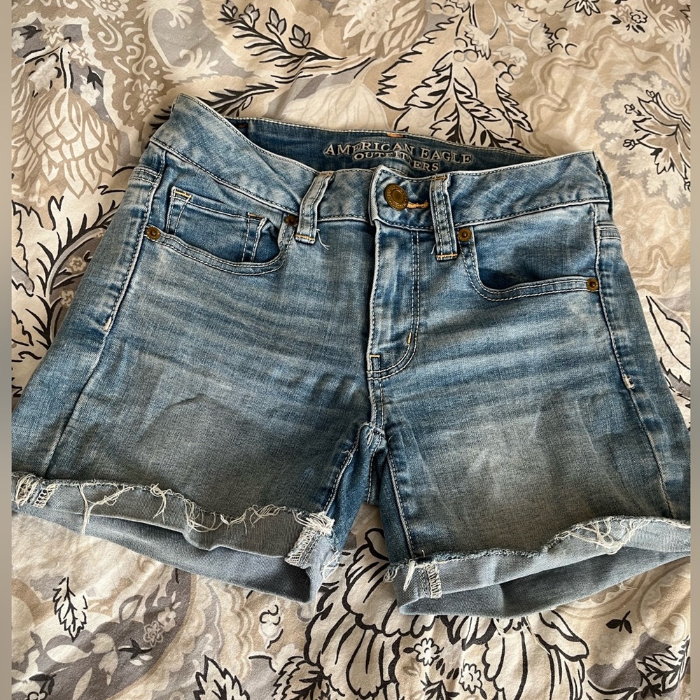 American Eagle Midi super stretch shorts Women’s size 2 Medium Wash